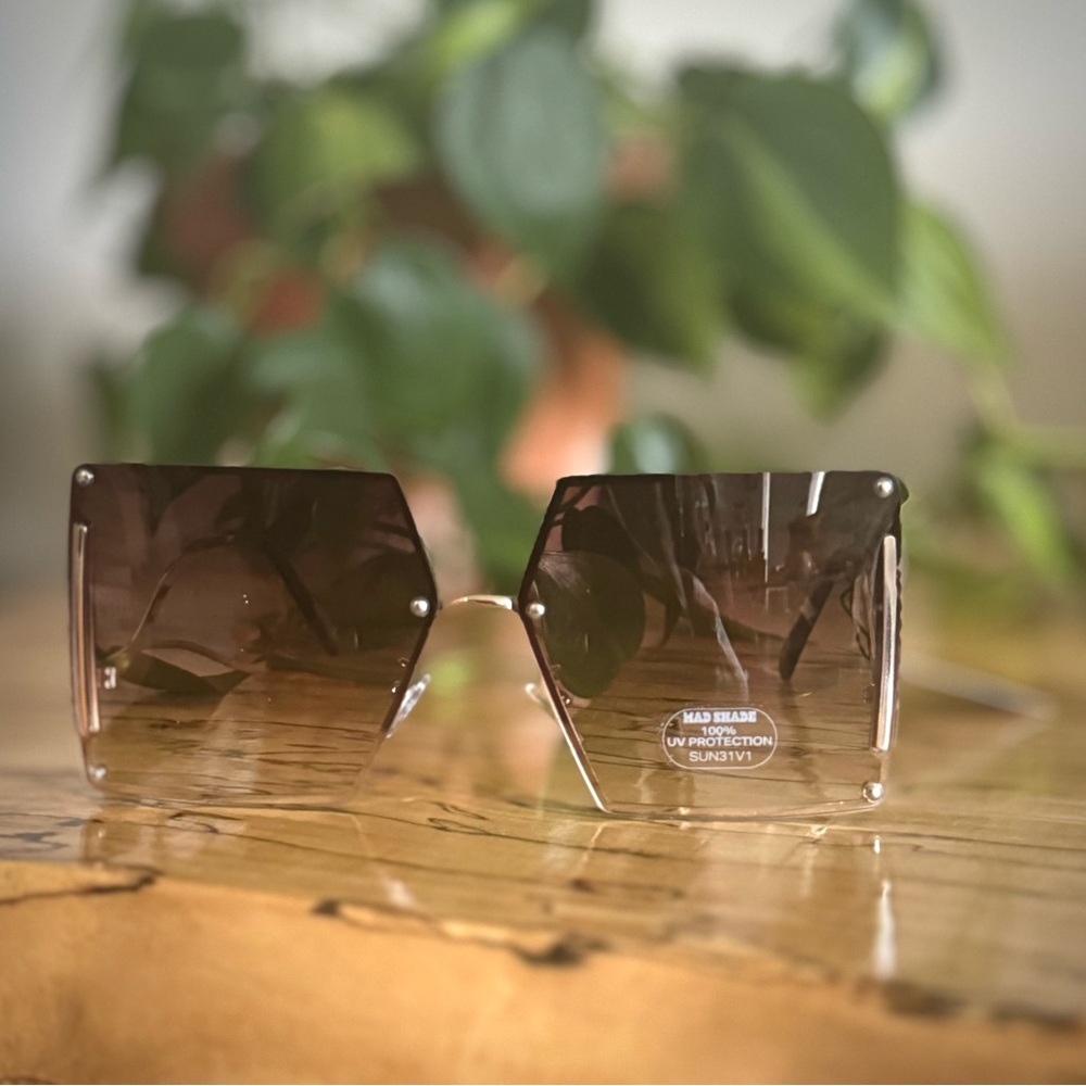 ☀️SUMMER READY! NWT Square Oversized Rimless Sunglasses Gold And Rhinestones